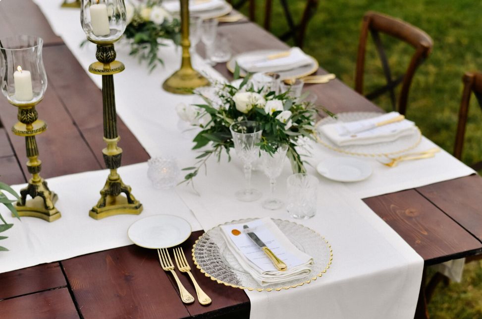 Table de banquet champêtre dressée en plein air illustrant les avantages d un mariage en petit comite.